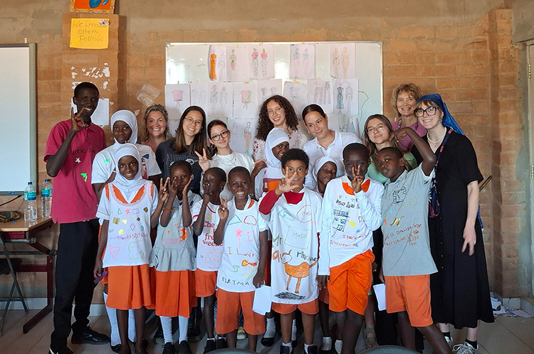 Reis naar Gambia Yonder studenten op de foto met leerlingen uit Gambia.